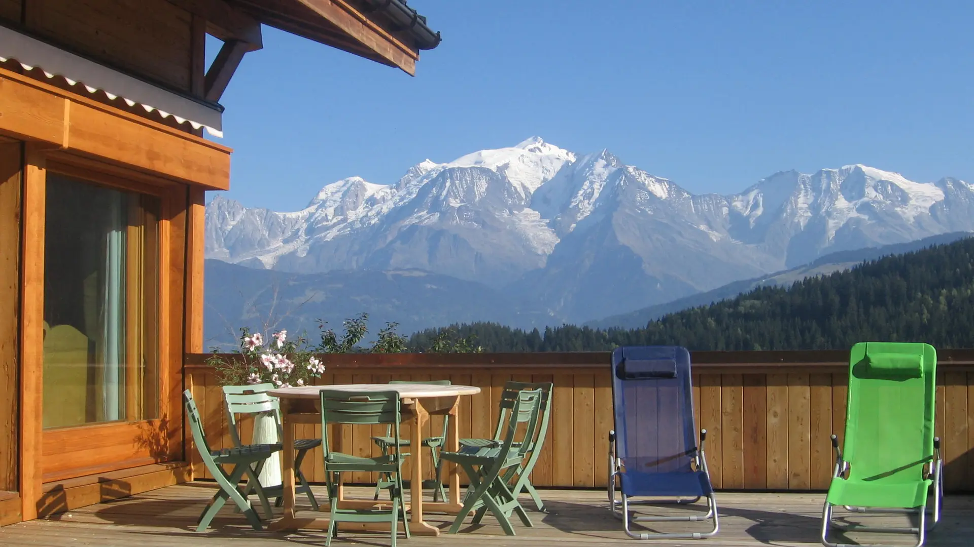 Terrasse avec chaises longues et vue Mont-Blanc
