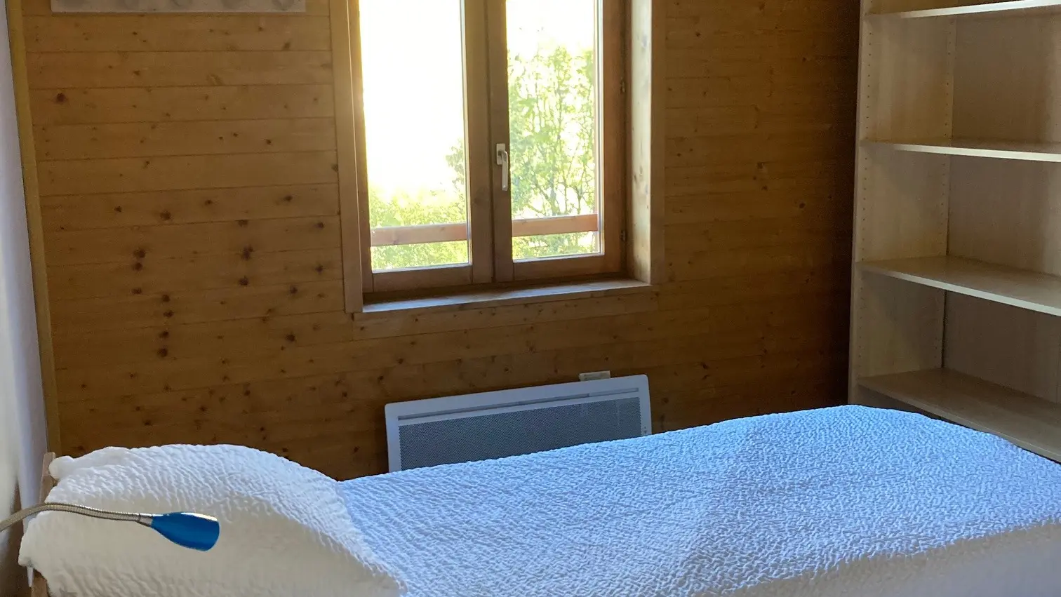 lits simples dans chambre privée avec fenêtre