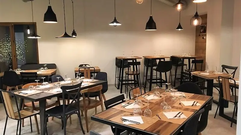 Salle de service de la chambre d'hôtes, tables à manger avec chaises,  chaises hautes et tables individuelles, décoration unie
