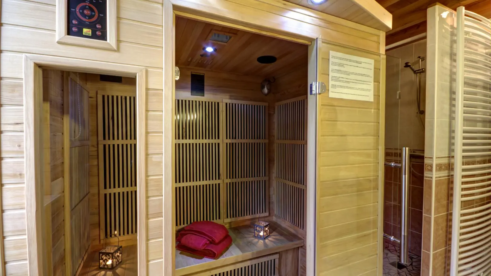 Sauna pour 3 personnes et douche italienne.