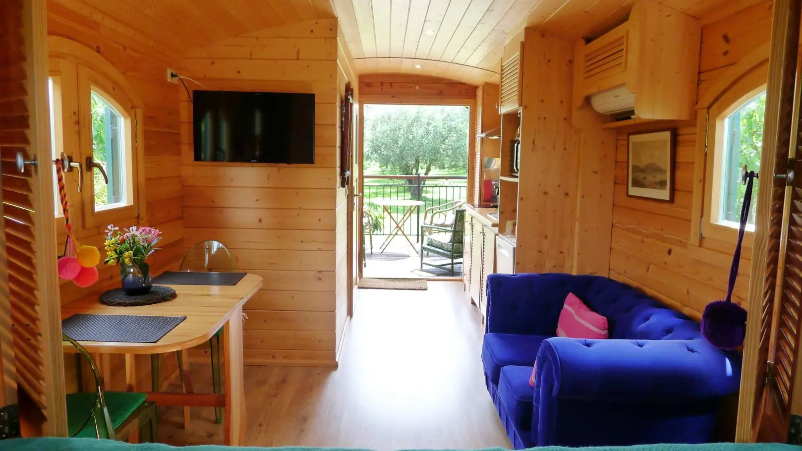 intérieur vue sur verger d'oliviers