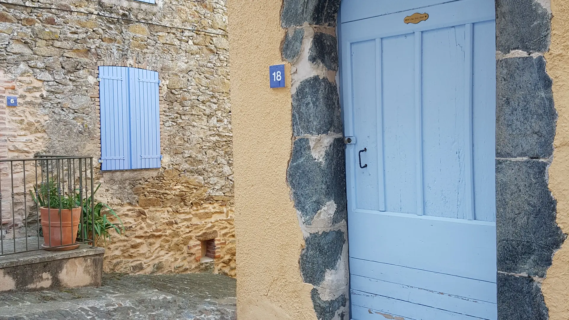 Portes anciennes à Gassin, l'un des Plus Beaux Villages de France - https://gassin.euPortes anciennes