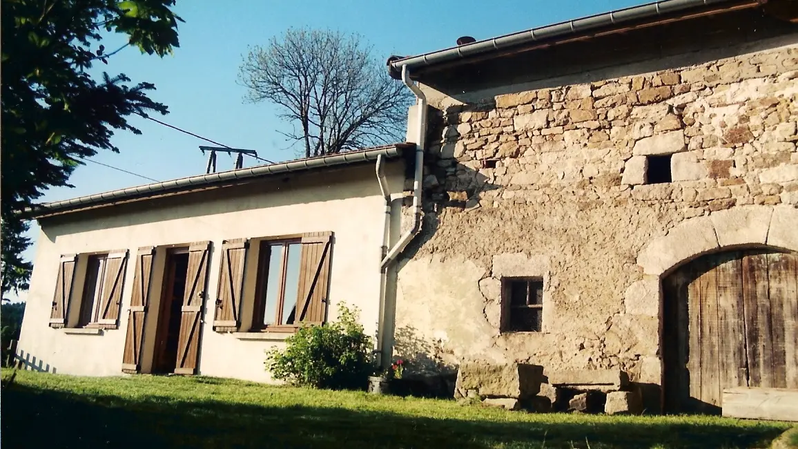 vue du jardin avec dépendance attenante