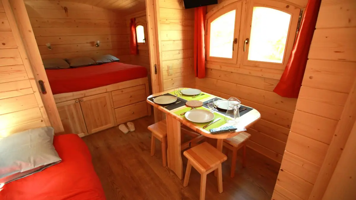 votre intérieur, repas et chambre fermée, T.V. avec lecteur DVD, lits gigognes (80x190) climatisation réversible
