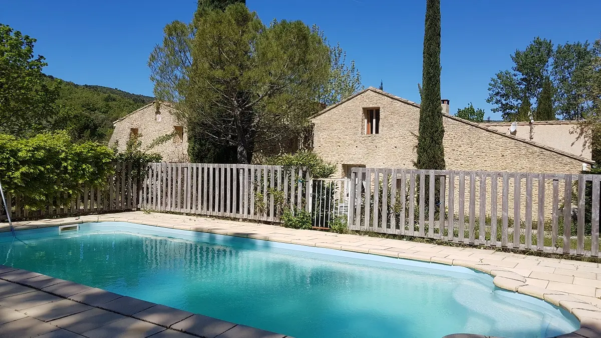 Le gîte et sa piscine