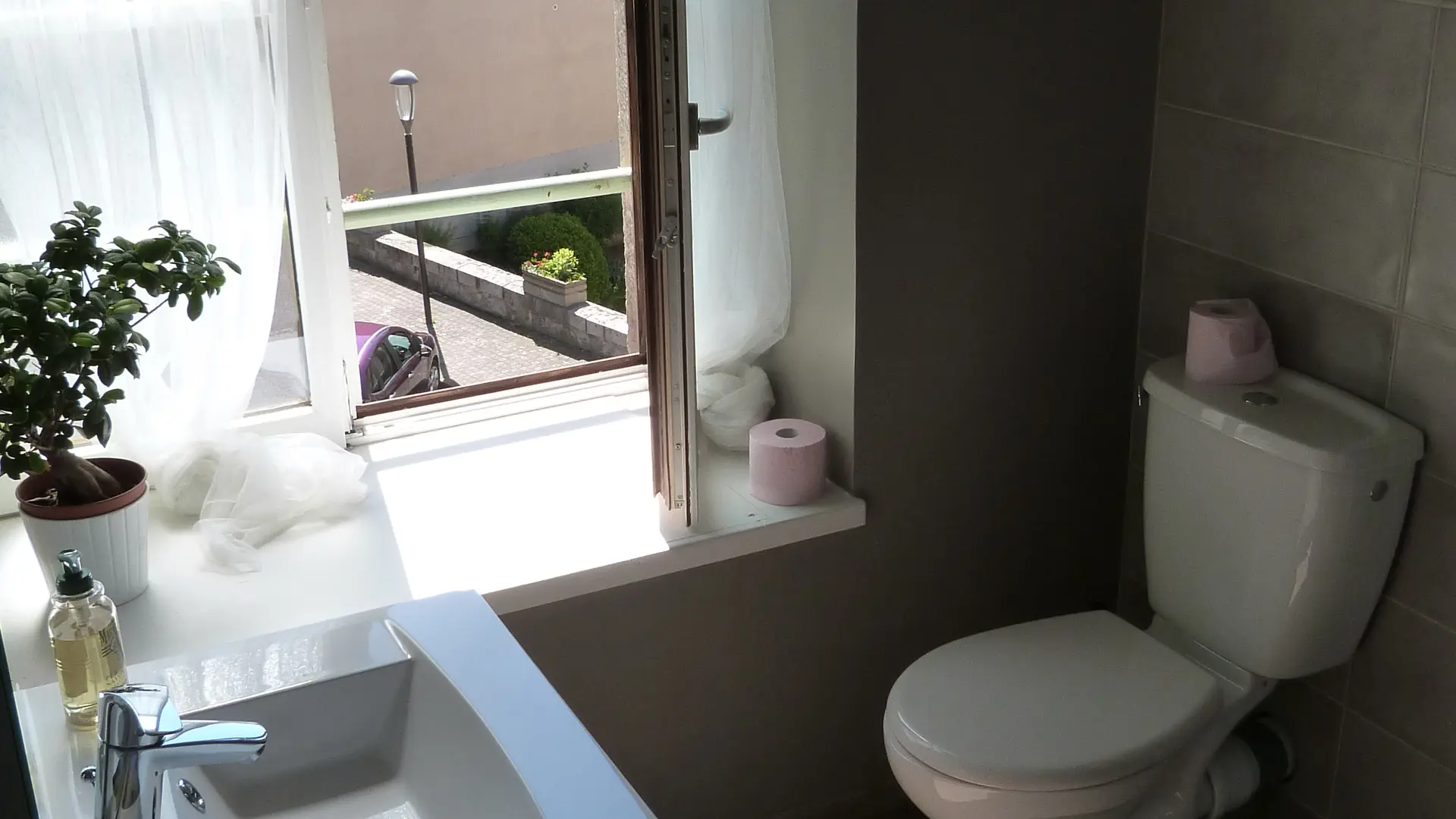 La salle de bain en rez-de-chaussée privative
