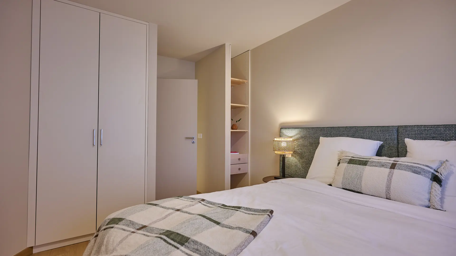 Chambre nombreux rangements