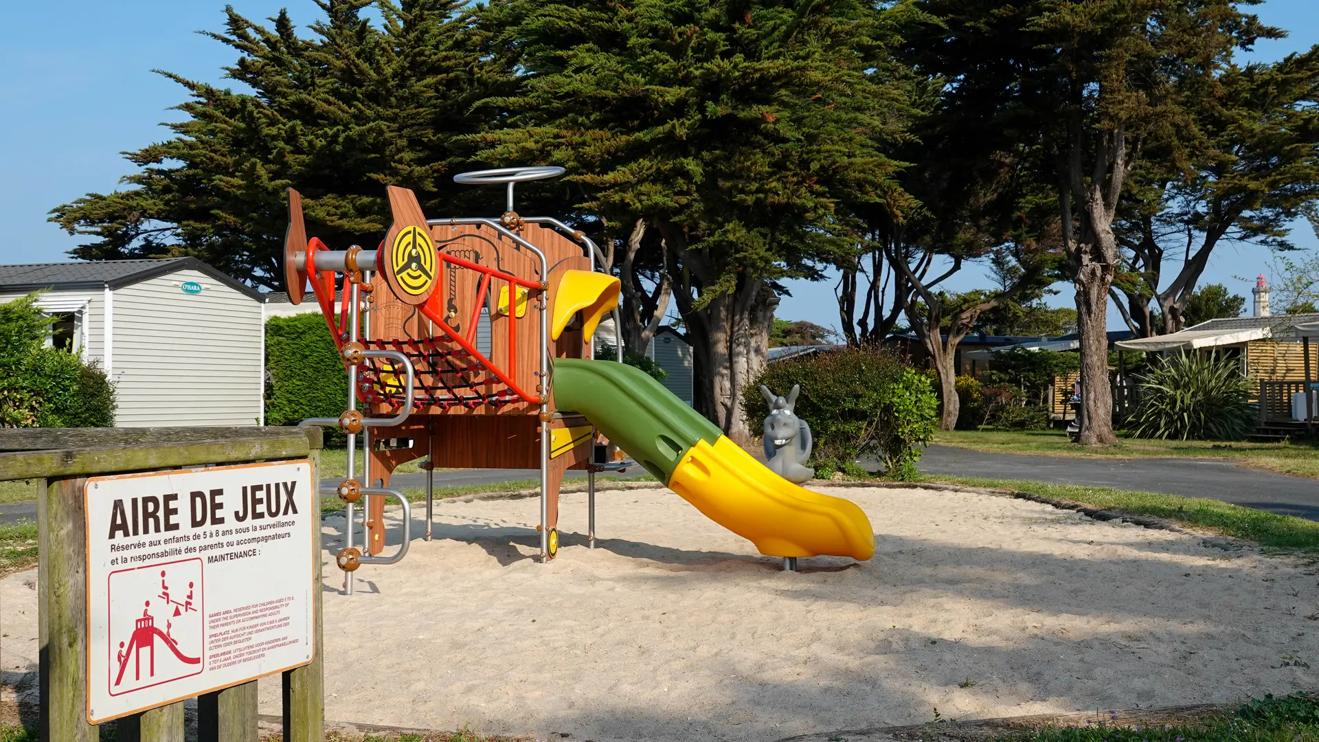 Aire de jeux pour enfants au Camping les Pérouses du Phare