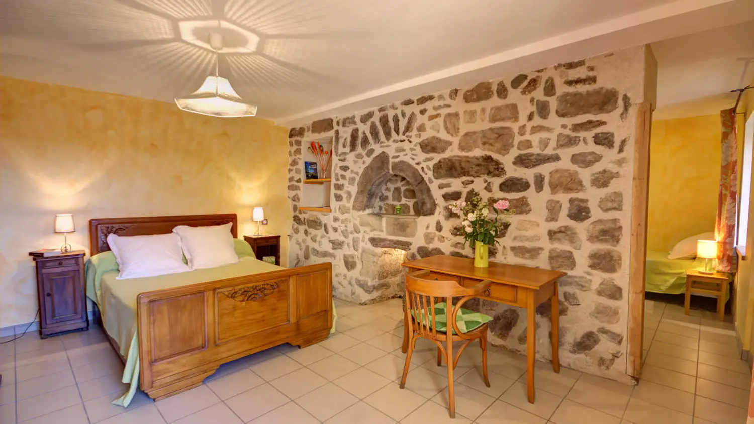 Chambre chèvrefeuille suite familiale : 1 lit 140 et 1 lit 90