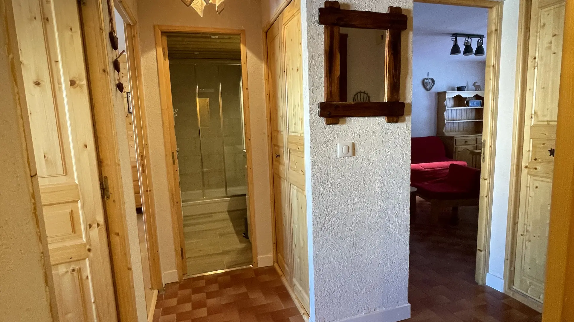 Couloir donnant sur les chambres et la pièce à vivre