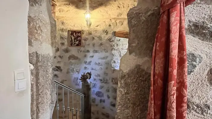 ouverture vers l'escalier en quart tournant menant vers une chambre et les WC