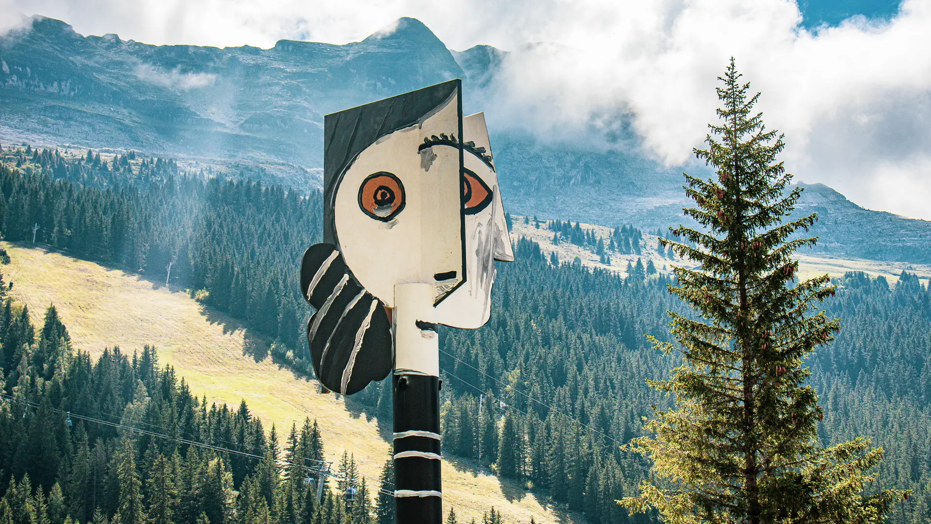 La Tête de Femme avec une vue sur les montagnes