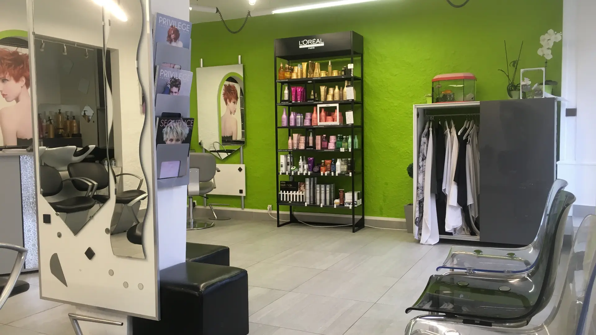 Le salon et ses présentoirs