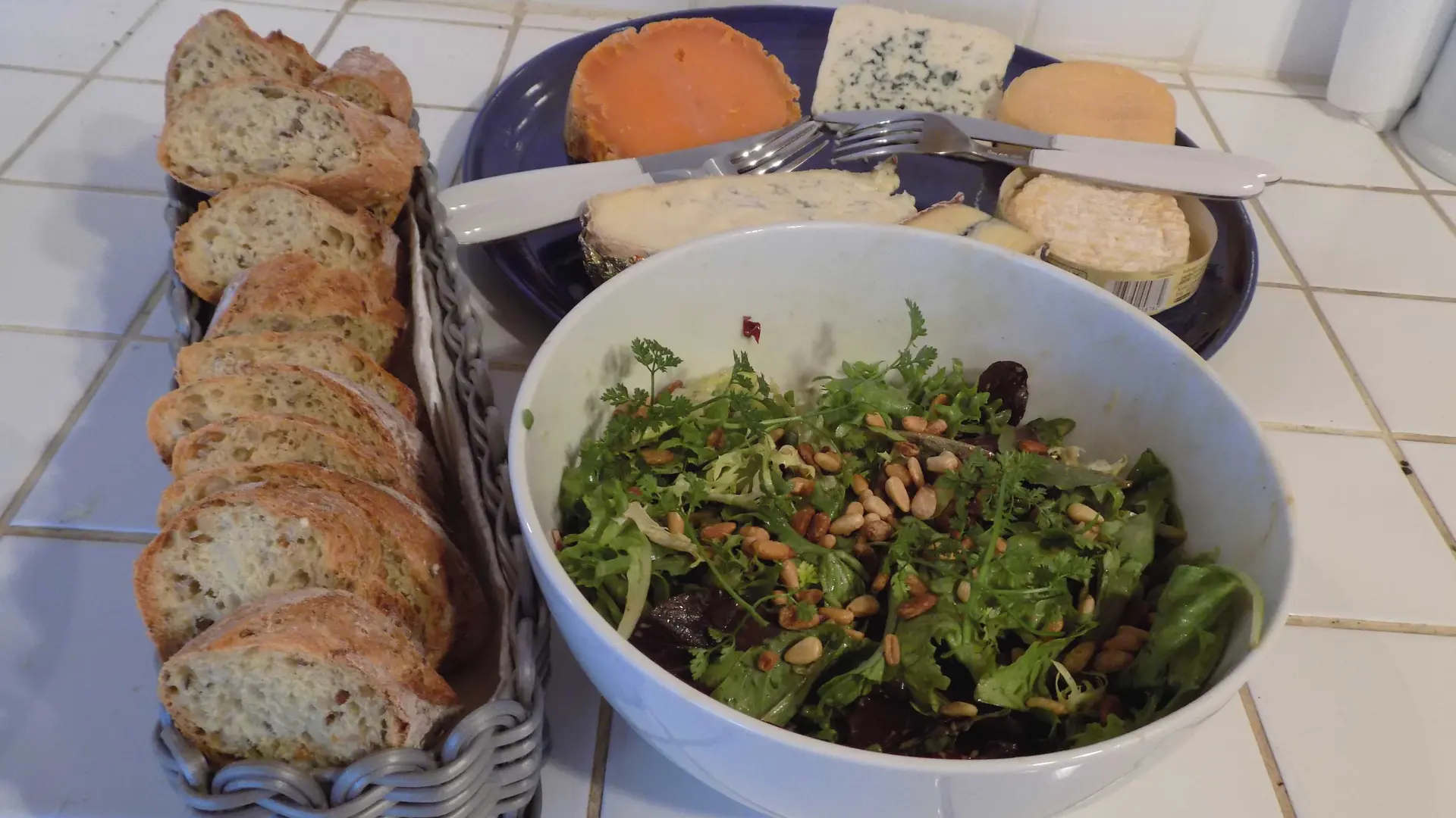 Salat Mit Käseplatte Und Brot