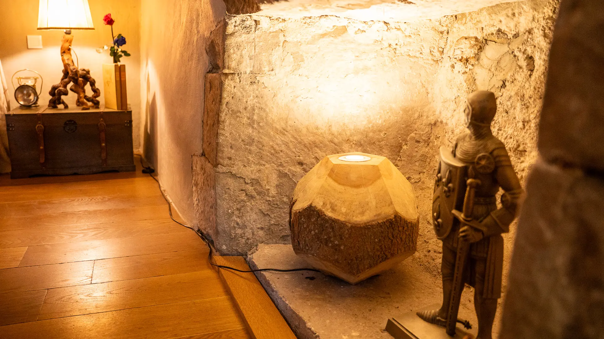 Cheminée décorée avec lumière et objet d'art