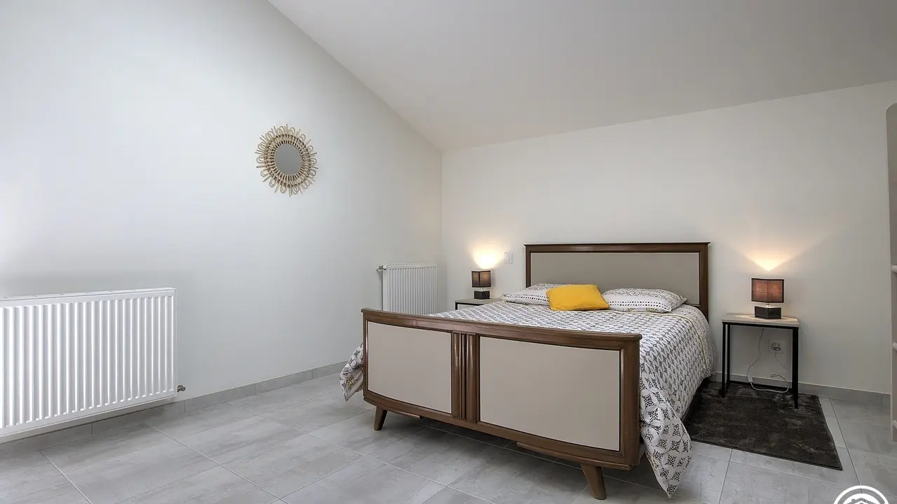 Chambre comprenant un lit en 140*190 et deux lits simples en superposés.