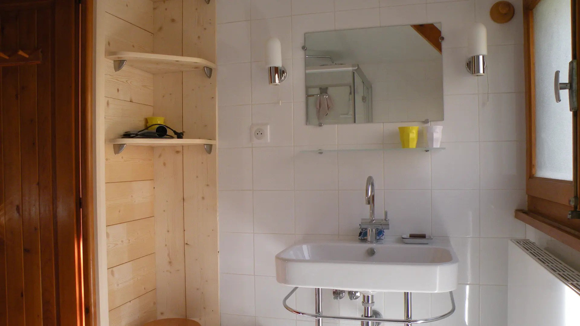 Vue sur la salle de bain et le lavabo