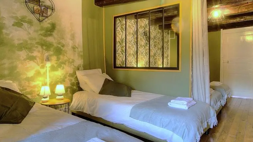 Chambre 2 / 2 espaces - 4 personnes 
(4 lits 90 à l'étage)