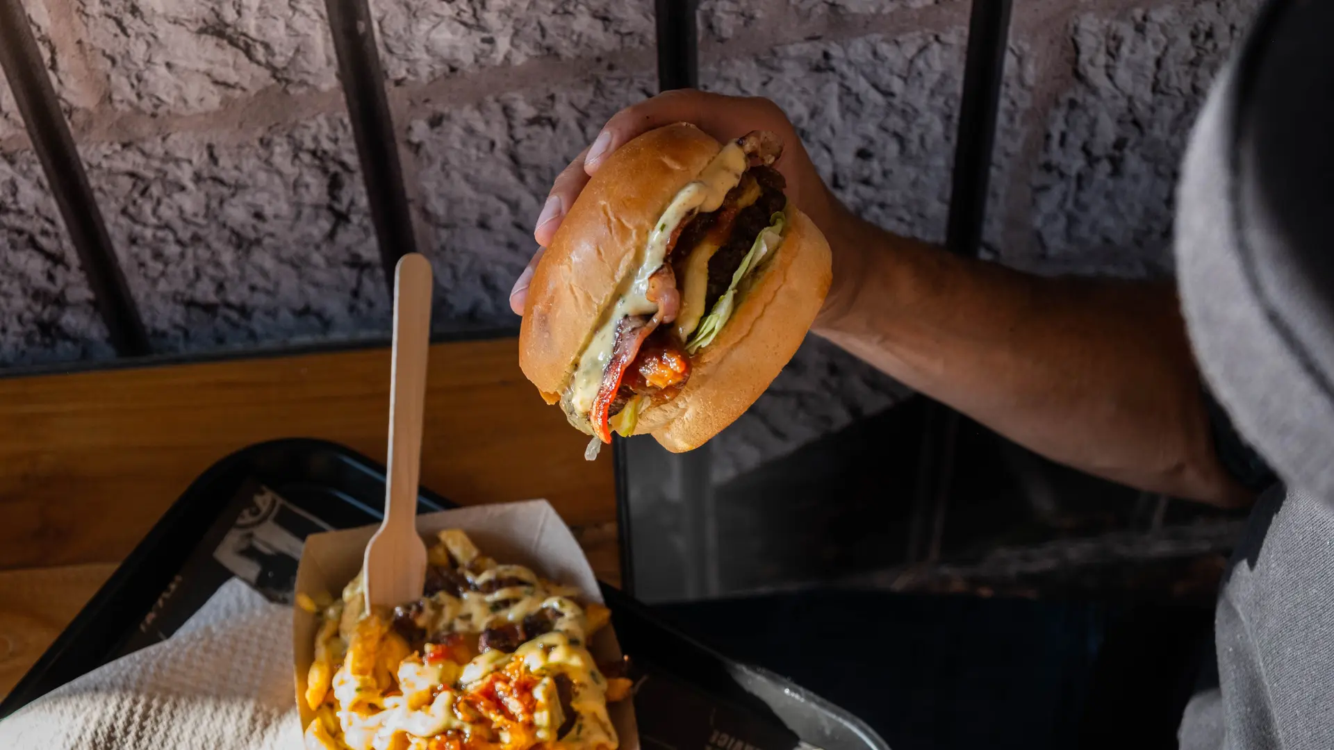 Burger salade, steak, raclette, lard, oignon et mayonnaise aux herbes