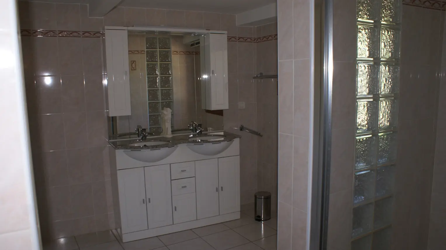 Salle d'eau côté lavabos