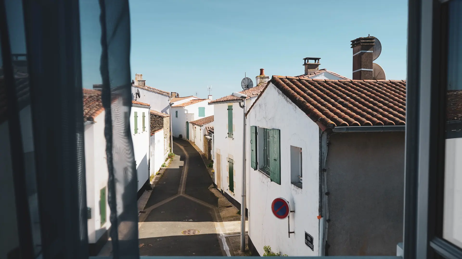 Vue de la rue des écoles de Saint Clément des Baleines, vue de la fenêtre de la chambre n°3, la chambre bleue à l'étage