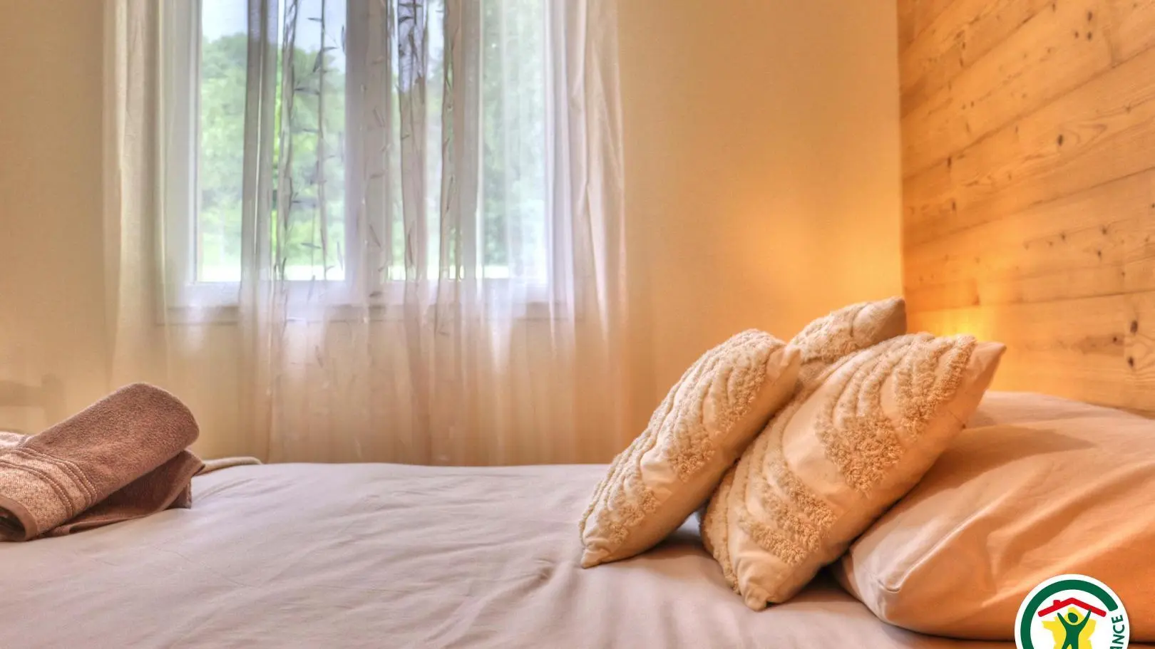 Chambre au RDC, aménagée pour personne à mobilité réduite. Un lit double ou deux lits simples 1x160 ou 2x80 avec douche italienne et lavabo