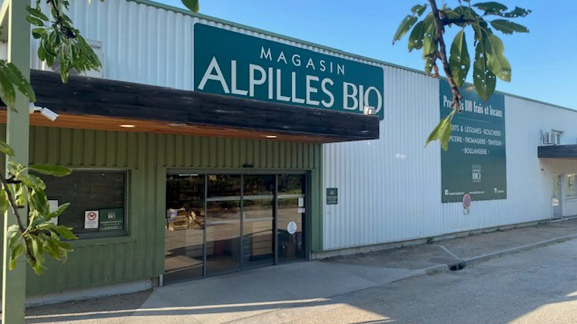 Devanture du magasin Alpilles Bio à Saint-Rémy-de-Provence