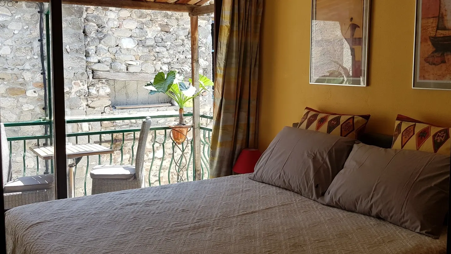 Chambre avec blacon - Chambres d'hôtes Lou Casteu