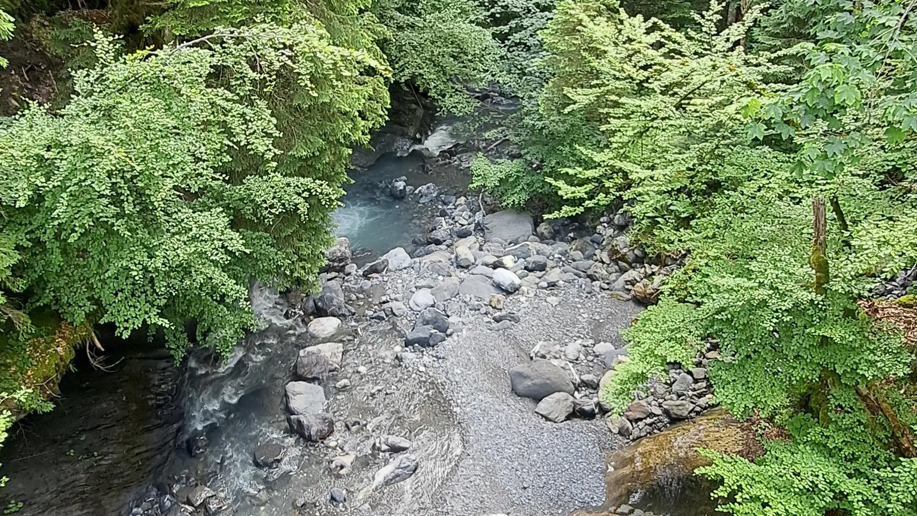 Torrent de coeur sous le pont de la Flée