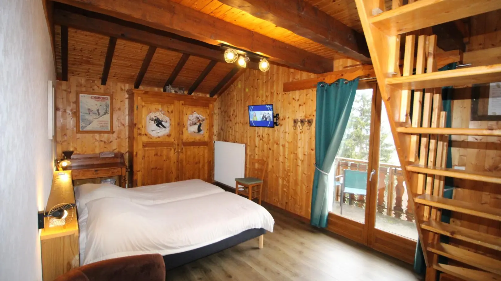 chambre 5 personnes avec  mezzanine. Toutes nos chambres sont équipées de sanitaires privatifs,sèche cheveux, balcons, wifi, tv