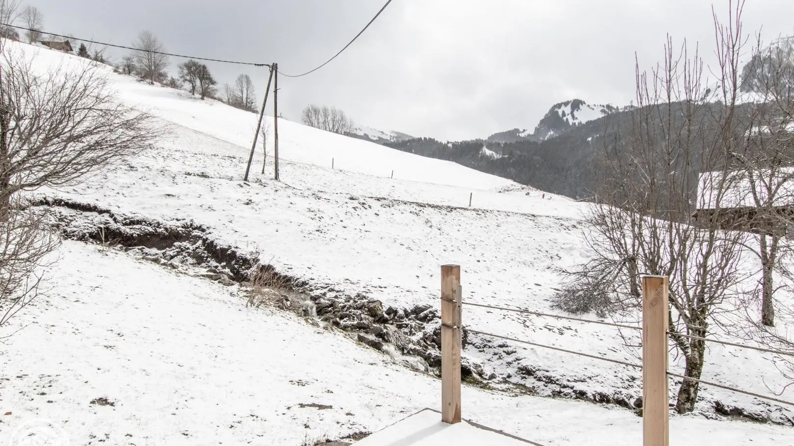 Balcon en hiver avec ruisseau en contrebas