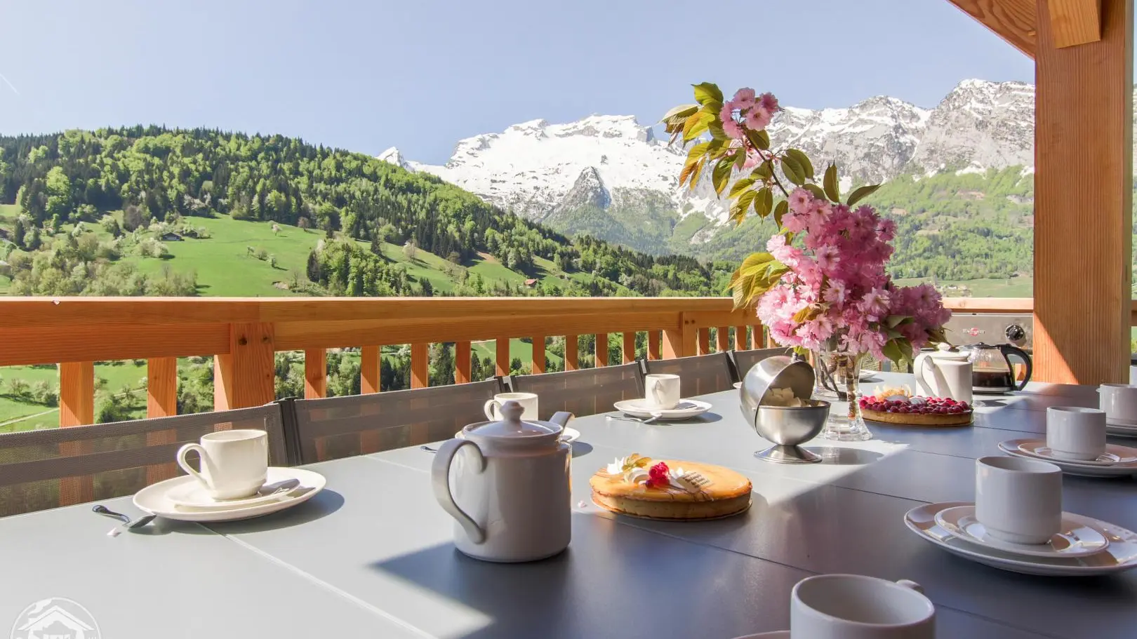 Balcon-terrasse avec salon de jardin et barbecue