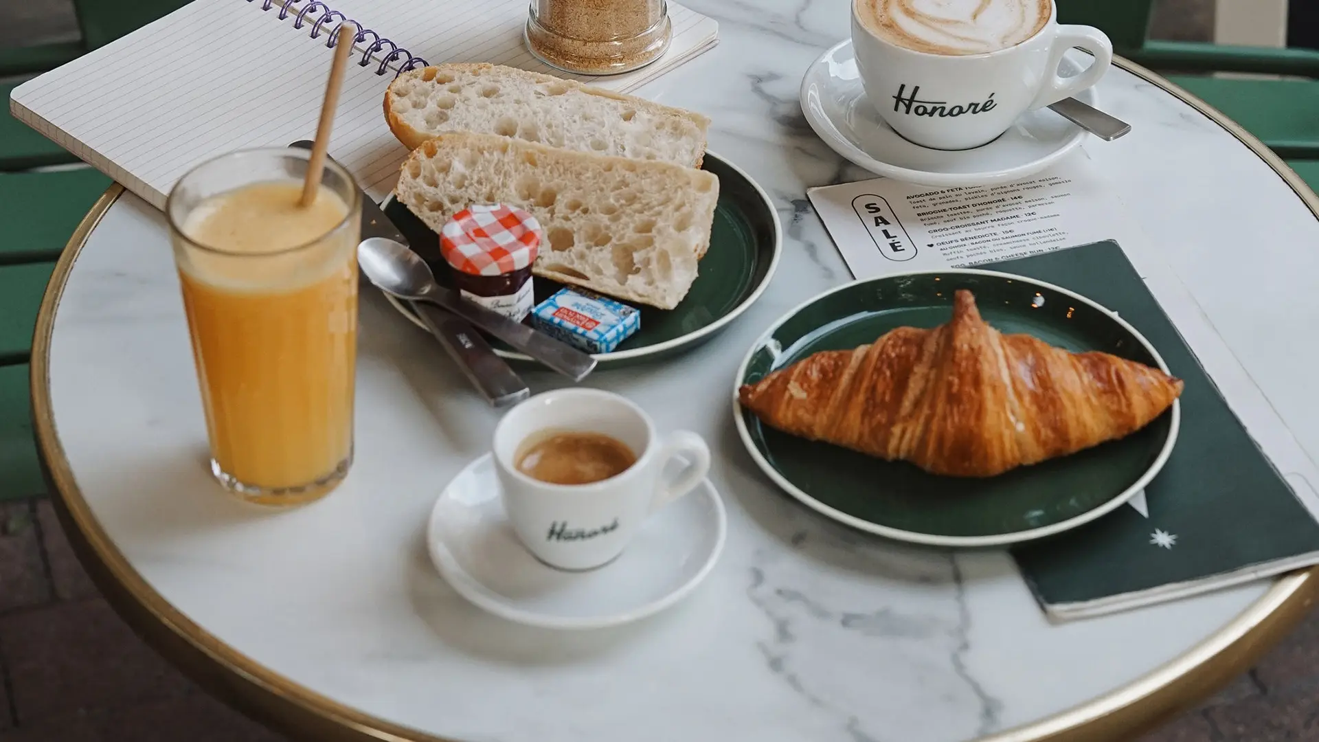 table petit dejeuner chez Honoré