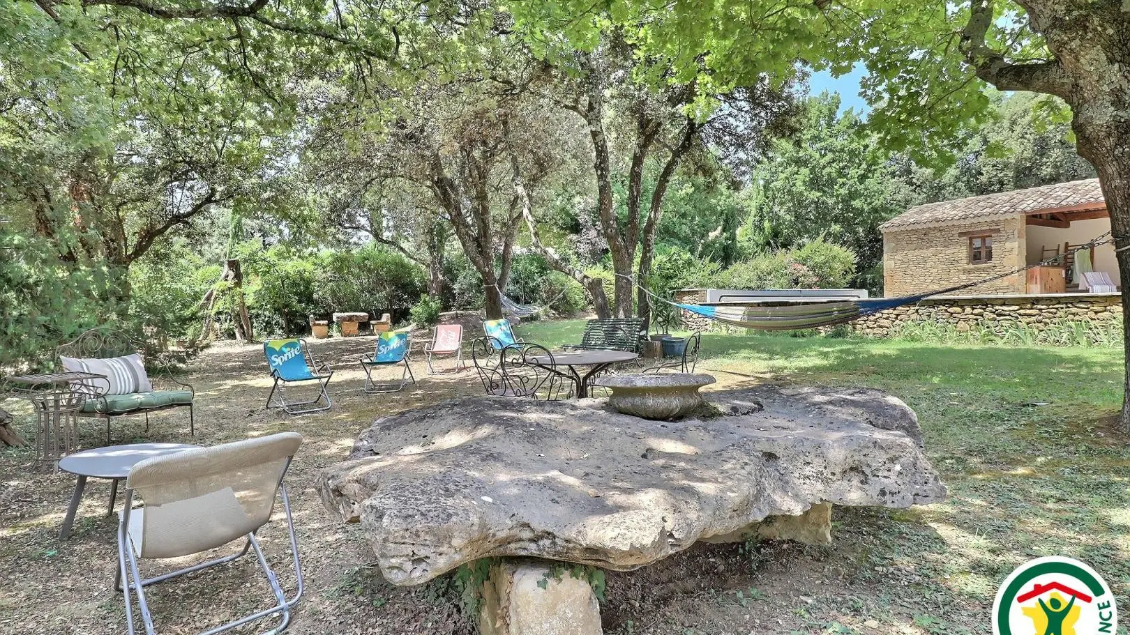 Terrain ombragé dans le jardin du propriétaire, accessible de 9h30 à 12h et de 15h à 18h