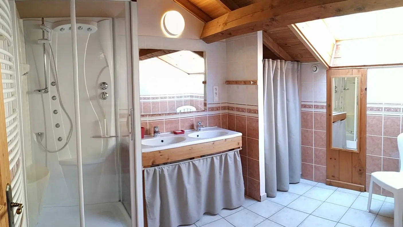 Salle d'eau, au premier étage avec douche hydromassage et double vasque.