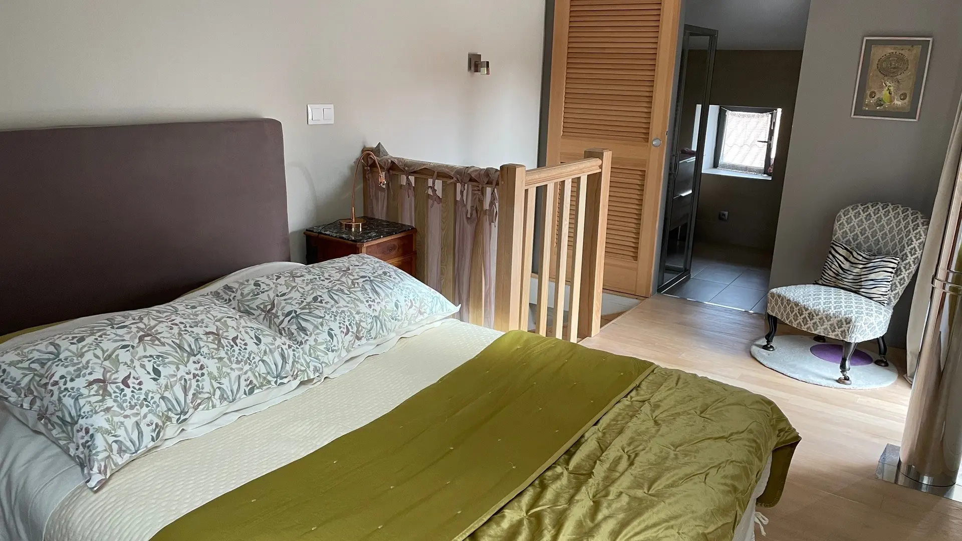 Chambre et salle de douche