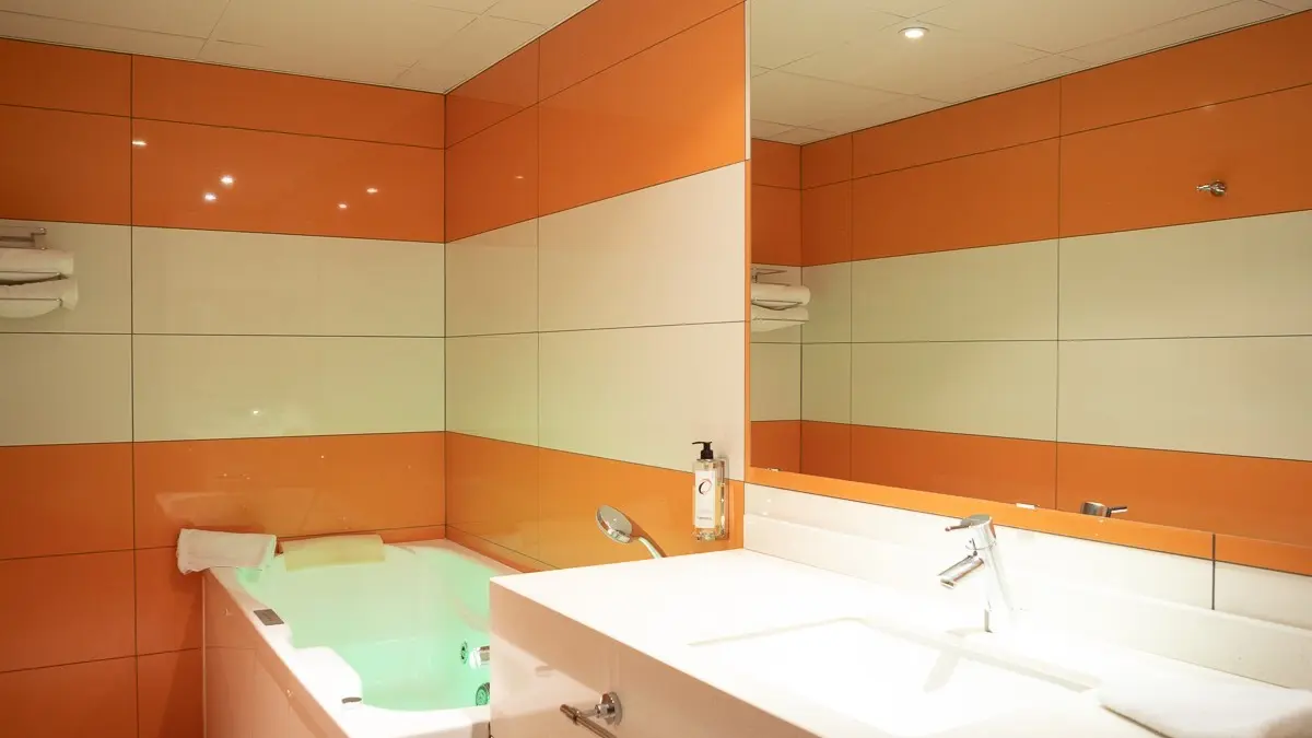 Salle de bain chambre balnéo