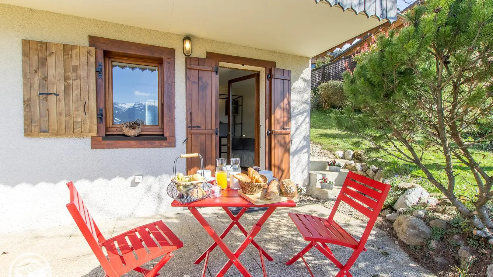 terrasse avec une table 2 chaises sièges relax et barbecue électrique