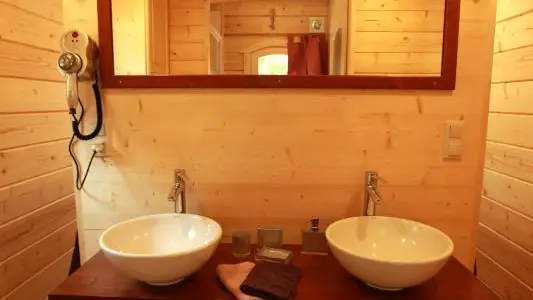 votre espace sanitaire situé à l'arrière du couchage, avec sèche cheveux.