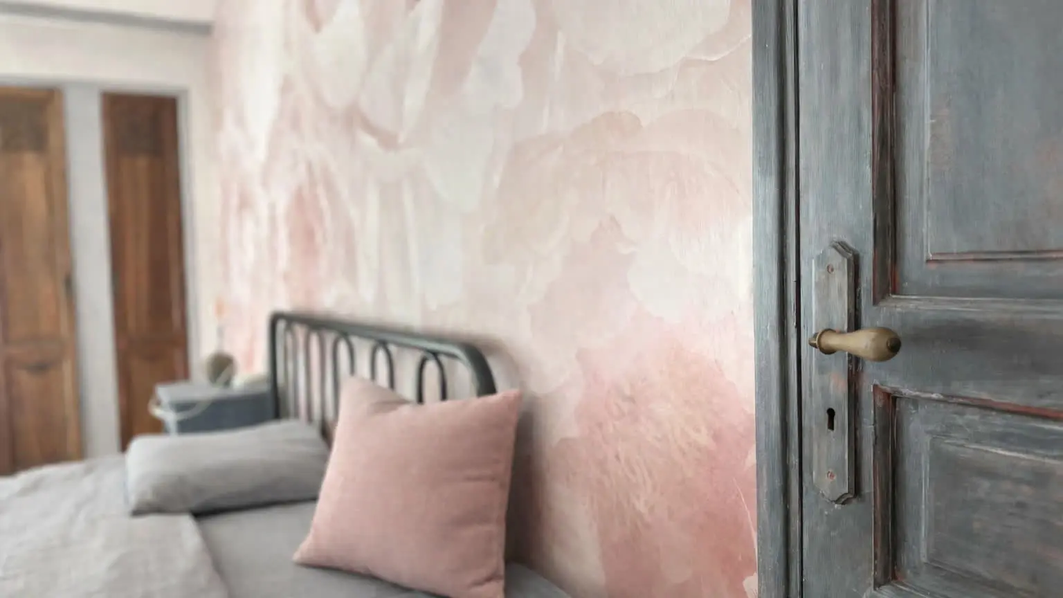 Chambre double lumineuse et confortable, décorée dans un esprit authentique et apaisant.