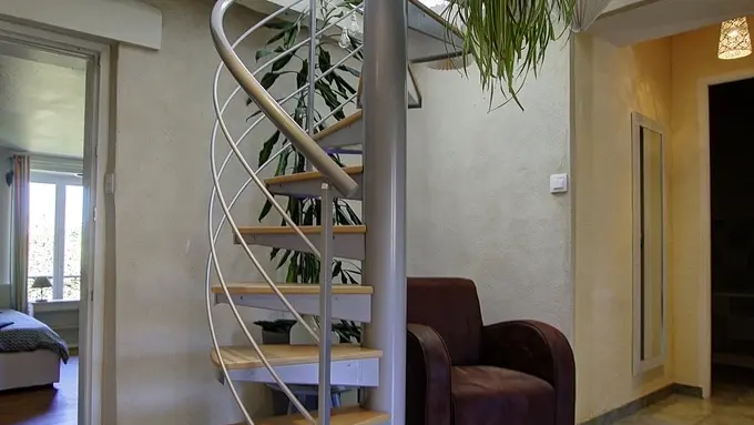 joli colimaçon pour rejoindre le dernier niveau, des plantes vertes un peu partout à chouchouter