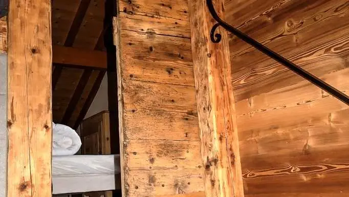 Porte coulissante fermant la salle d'eau