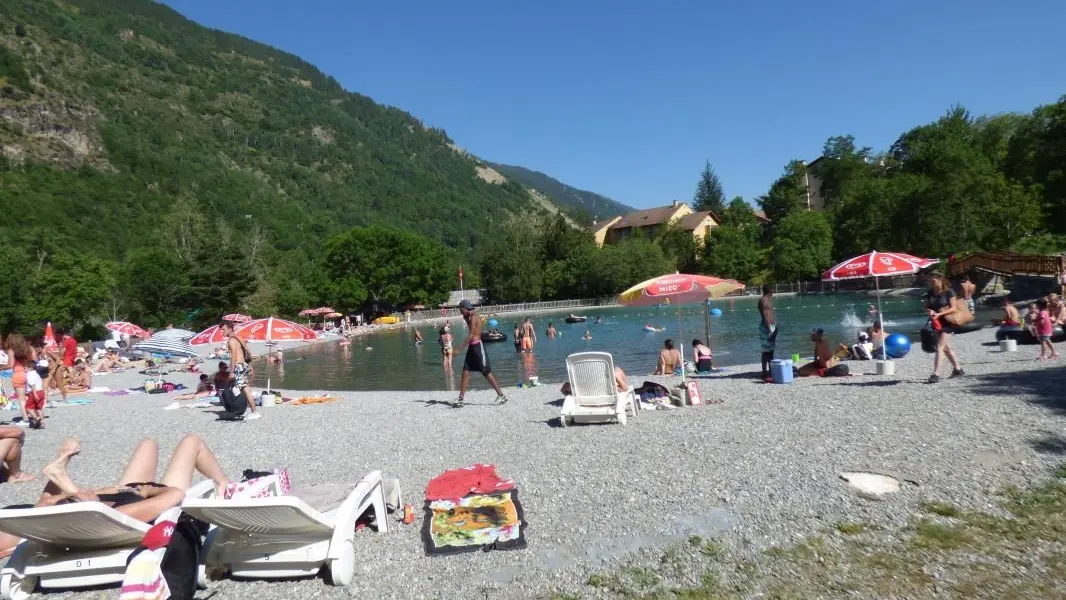 Plan d'eau (gratuit) dans la base de loisirs a 300m  du gîte avec le bois de Lutins, le mini golf.
