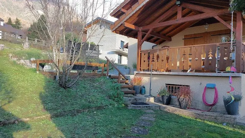 Terrasse côté Ouest et terrasse couverte