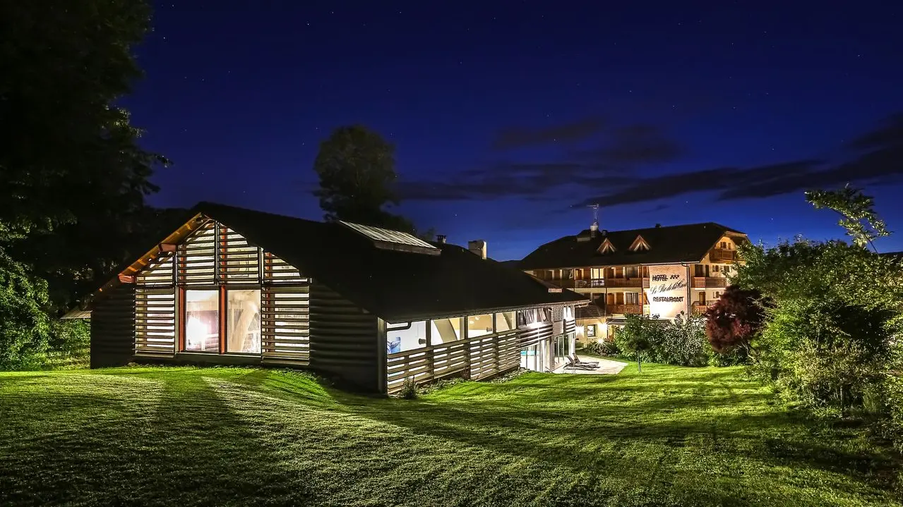 Vue d'ensemble sur l'hôtel, de nuit
