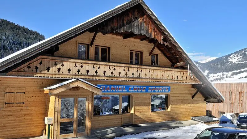 Façade du chalet en hiver