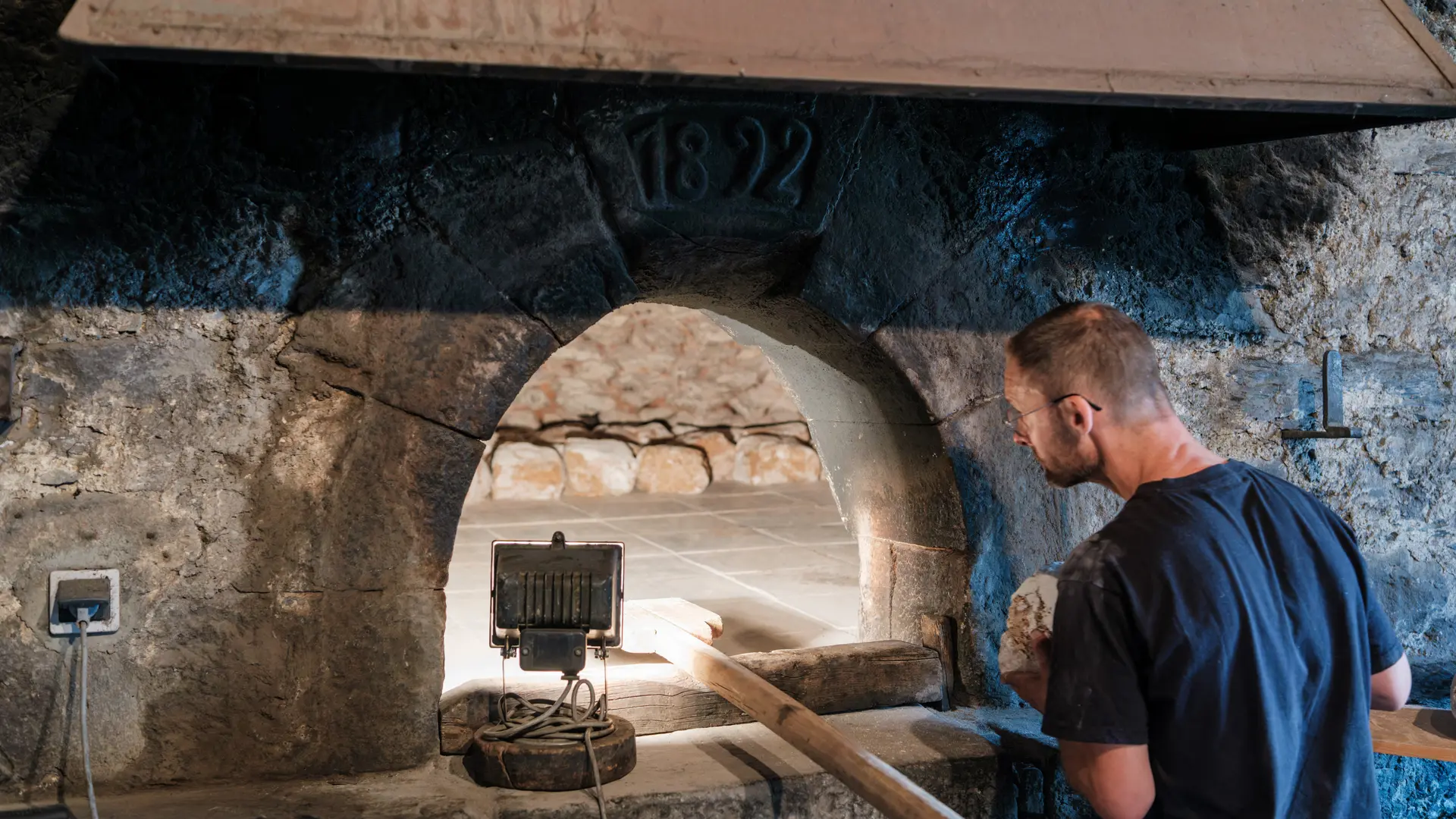 Cuisson du pain dans le four du Chazelet