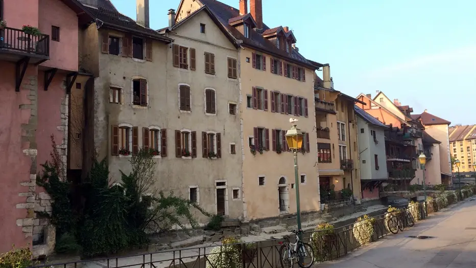Au 2e étage, votre gite (fenêtre ouverte sur le canal)