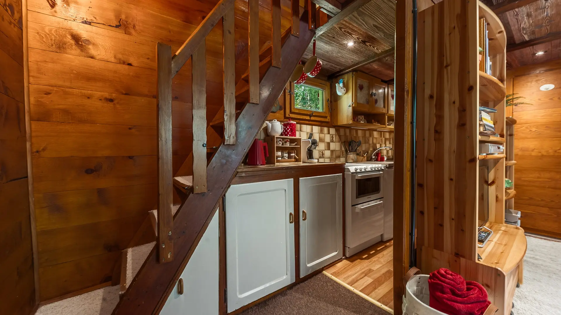 coin cuisine et accès à la chambre à l'étage