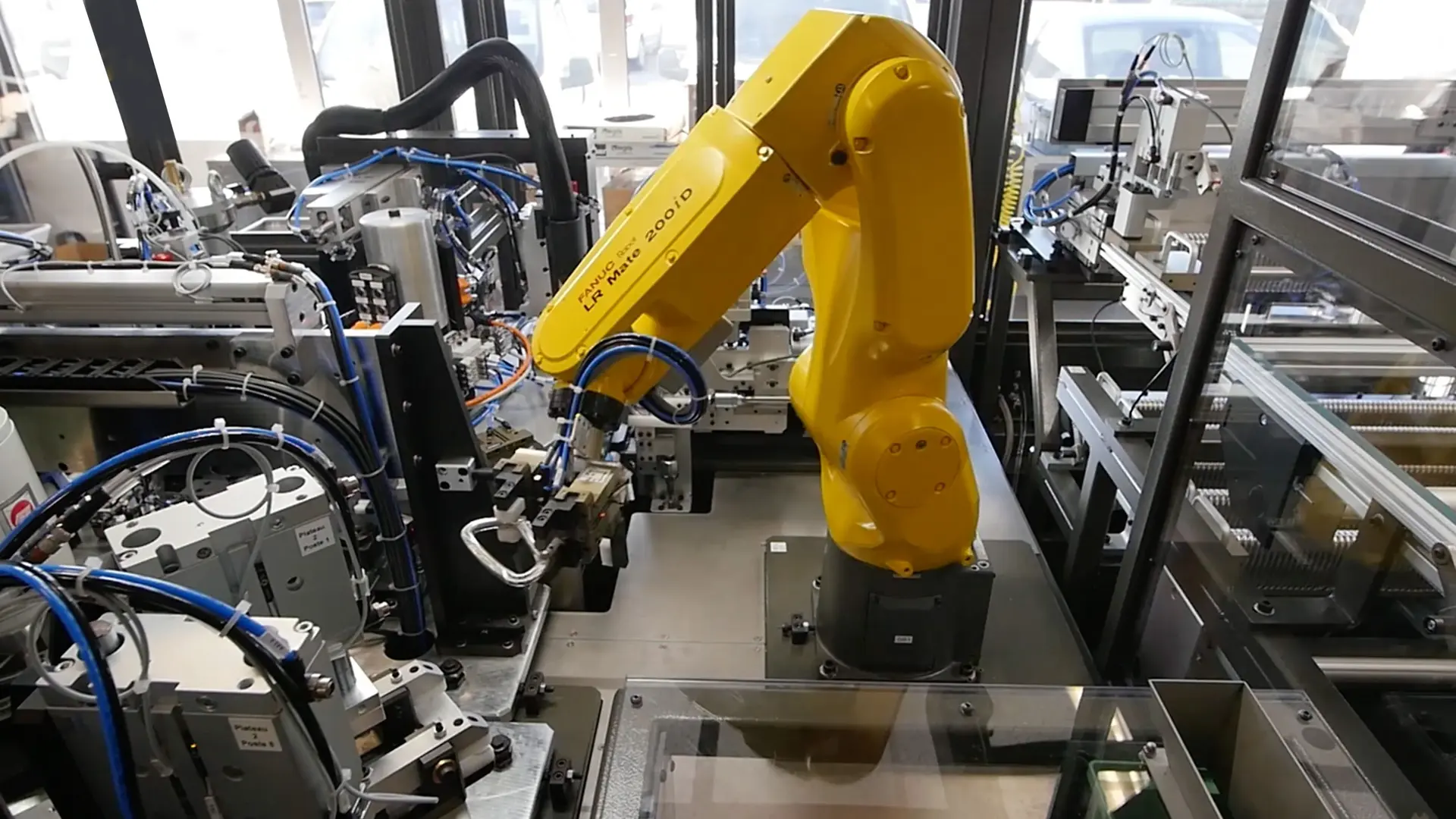 Robot réalisant l'assemblage des mousquetons